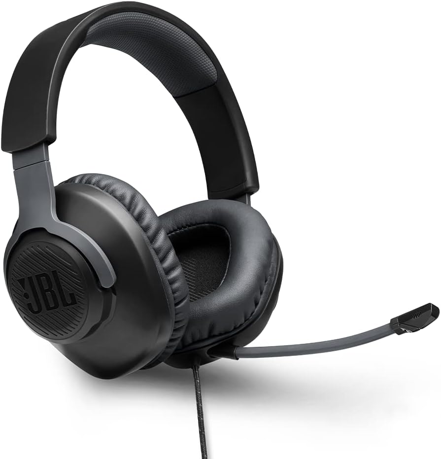 Um headset preto da marca JBL. Ele possui o logo da marca impresso nas laterais, e é majoritariamente preto, com alguns detalhes da sua estrutura em cinza. Possui fio. É um presente para chefe saindo da empresa útil.