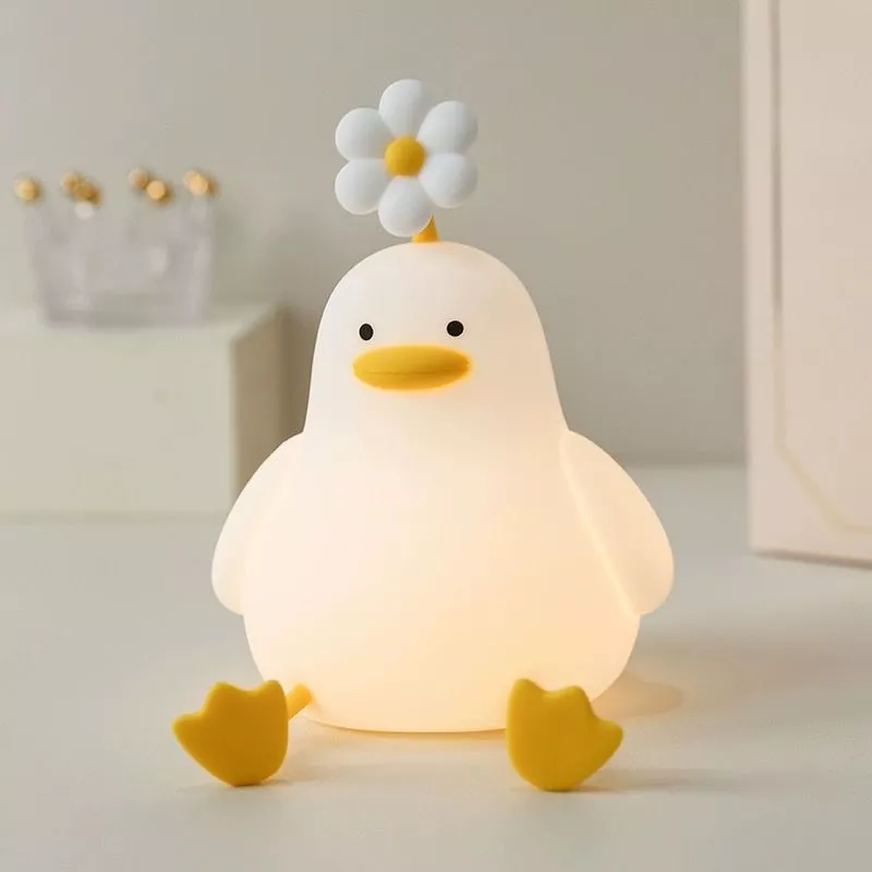 Um patinho com flor na cabeça que também é uma luminária é uma ideia legal de presente para menina de 8 anos